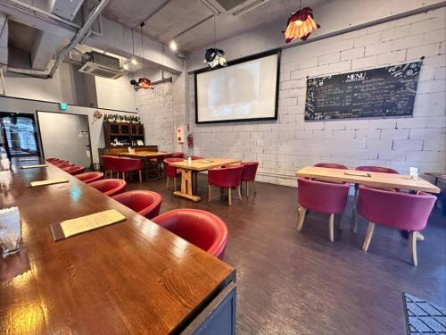 皆さんどうも!VERYです!
今回は店内のご紹介です😉
当店は天井が高く広々としていて、開放的でゆったりとお食事を楽しむことができます。
お席はカウンター8席、4名掛けテーブルが3つございます。
基本的に1〜2名様をカウンター席にご案内しております。
テーブル席に関しましては人数に応じてテーブルをくっつけてるなどして
団体様のご案内も可能です🉑
15名様からは貸切もできますよ🙌
カップルや友人とおしゃべりしながら食事を楽しむのも良し👍
気の合う仲間や女子会などでワイワイ楽しむのも良し👍
様々なシーンでご利用頂けます♪
皆さまのご来店お待ちしております☺️
『美味しい食事とお酒
大人が楽しめる時間と場所』
RESTAURANT AND BAR VERY
TEL:098-866-0901
住所:那覇市壺屋1-7-5民衆ビル1階
営業時間:月・水・木・日:15:00〜23:00
金・土:15:00〜24:00
(L.O.営業終了1時間前)
定休日:毎週火曜日
ご予約はお電話、DM、プロフィールwebページで!
ご来店お待ちしております😌
#那覇ディナー
#那覇ワイン
#那覇イタリアン
#那覇グルメ