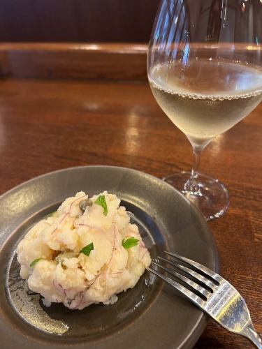 みんな大好きポテトサラダ!
当店でも提供しております♪
世界中どこにでもありそうなポテトサラダですが、イタリアの南部にあるシチリア地方ではビネガーなどで味付けしマヨネーズを使用しないのが特徴的です。
お酒のつまみに合う当店のポテトサラダ食べに来てくださいね♪
『美味しい食事とお酒
大人が楽しめる時間と場所』
RESTAURANT AND BAR VERY
TEL:098-866-0901
住所:那覇市壺屋1-7-5民衆ビル1階
営業時間:月・水・木・日:15:00〜23:00
金・土:15:00〜24:00
(L.O.営業終了1時間前)
定休日:毎週火曜日
ご予約はお電話、DM、プロフィールwebページで!
ご来店お待ちしております😌
#那覇ディナー
#那覇ワイン
#那覇イタリアン
#那覇グルメ