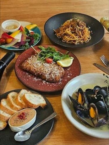 새로운 메뉴를 시작 중입니다!
이게 뭐야?
VERY 자랑의 밀라노풍 커틀릿이 아닙니다!!
시작을 먹는 것이 기대됩니다 ♪
여러분보다 먼저 받겠습니다!
완성될 때까지 기다려 주세요♪
『맛있는 식사와 술
어른이 즐길 수 있는 시간과 장소』
RESTAURANT AND BAR VERY
TEL:098-866-0901
주소 : 나하시 츠보야 1-7-5 민중 빌딩 1층
영업시간:월·물·목·일:15:00~23:00
금・토:15:00~24:00
(LO 영업 종료 1시간 전)
정기 휴일 : 매주 화요일
예약은 전화, DM, 프로필 웹 페이지에서!
내점 기다리고 있습니다😌
#나하디너
#나하와인
#나하이탈리안
#나하