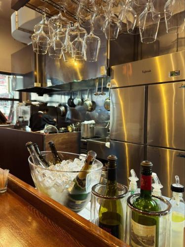 당점의 카운터 좌석에 앉았습니까?
카운터 안쪽에 앉으면 이런 경치를 즐길 수 있습니다 ♪
킨킨에 식힌 화이트 와인과 스파클링 와인!
눈앞에 있으면 마시고 싶어 버립니다 ♪
와인 글라스도 여러 종류 있어 부담없이
"이 와인 글라스로 마시고 싶다!"
라고 말해 주시면 곧바로 대응 하겠습니다.
조금 키를 늘리면 주방 스탭이 파스타나 고기를 굽고 있는 것이 보일지도♪
혼자서 내점되어 이런 즐거움도 있습니다!
여러분의 내점 스탭 일동심보다 기다리고 있습니다♪
『맛있는 식사와 술
어른이 즐길 수 있는 시간과 장소』
RESTAURANT AND BAR VERY
TEL:098-866-0901
주소 : 나하시 츠보야 1-7-5 민중 빌딩 1층
영업시간:월·물·목·일:15:00~23:00
금・토:15:00~24:00
(LO 영업 종료 1시간 전)
정기 휴일 : 매주 화요일
예약은 전화, DM, 프로필 웹 페이지에서!
내점 기다리고 있습니다😌
#나하디너
#나하와인
#나하이탈리안
#나하