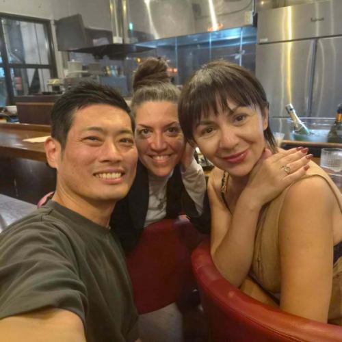 你好！這非常。

一位每月光顧我們店鋪好幾次的外國顧客☺總是面帶微笑，非常友好♪

由於顧客是外國人，所以溝通使用英語。

我們使用智慧型手機和簡單的英語進行交流，但員工們相處得非常愉快。

你可能想知道和工作人員交談是否可以，但只要時機合適，只要他們不忙著做飯，就沒問題！

店主上原（左圖）尤其期待有人跟他交談（笑）。