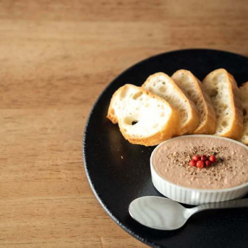 【3歳児も美味しさにうなる！？】

当店の一番人気

自家製鶏レバーペースト

口に入れた瞬間思わず「美味しい！」と
叫んでしまう当店のレバーペースト

常連の皆様も、毎回注文を行い
美味しい！と言ってくれるメニュー

実は３歳の子供が食べて
夢中になるほどの美味しさ♪

付け合わせのカリッとしたバケットと
実は少し軽めの赤ワインの相性が◎

ぜひせび、試してみて♪