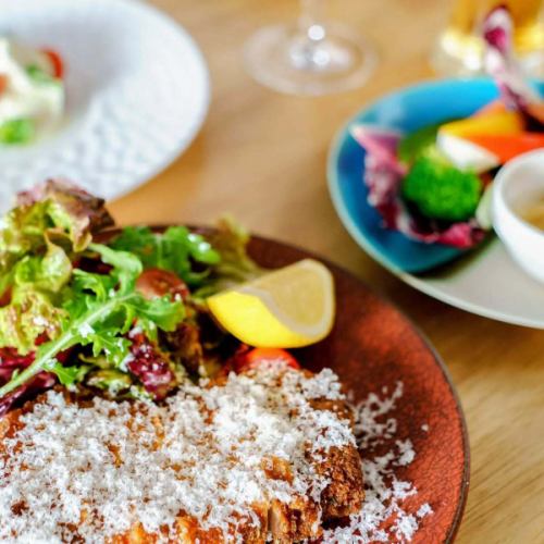 こんにちは！VERYです

みなさん、大切なお知らせです！
ちゃんと読んでくださいね

当店は、通常は単品でのご提供となります

「おひとり様、ご遠慮と思った」
「コースのみ提供のお店と思った」
「予約制と思った」

全部間違ってますよ！！！

もちろんコースのプランもあるし
予約してくれたら食事の都合がつくし
スタッフの人数調整もできるから嬉しいけど

そんなお店じゃないですよ！！！

気取らず、飾らず、お酒飲みながら
1人でも、少人数でも
楽しんで欲しいお店です

料理を単品でも選びながら
落ち着いた雰囲気の中で、
たくさんの会話で満たして欲しいです

なんのこと？と思う人もいるかもしれませんが
インフルエンサーさんに
勝手に敷居を高くされてるので
VERYからの切実なお知らせでした

ということで、フラり来店でもOKです
ご予約でもOKです

電話 098-866-0901
住所 那覇市壷屋1-7-5 1階

#那覇グルメ
#那覇ディナー
#大人の外食
#少人数利用
#落ち着いた空間