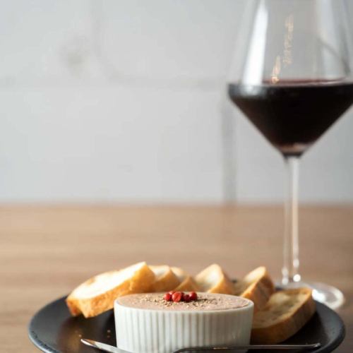 【就连3岁的孩子都会被它的美味所折服！】

我们最受欢迎的商品

自制鸡肝酱

你把它放进嘴里的那一刻，就会立刻说“好吃！”
我们的肝酱会让你尖叫

老顾客每次都会下单。
这份菜单一定会让你赞叹“太美味了！”

事实上，一个3岁的孩子吃了
它太美味了，你会上瘾的♪

配以酥脆的法棍面包作为装饰
事实上，它与口感较淡的红葡萄酒搭配得很好。

请试试看♪