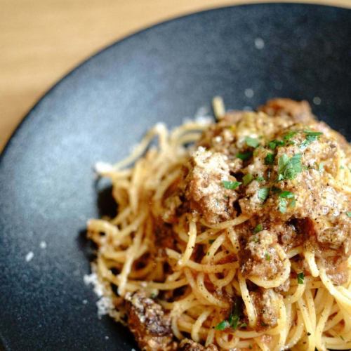 迷ったらこれ。
自家製ボロネーゼ。
お肉の旨みをしっかり感じる
シンプルだけど人気のパスタです。
ワインと合わせる方も多い一皿。
——————————
RESTAURANT & BAR VERY
那覇・壺屋
国際通りから徒歩3分
ふらっと一杯でも
食事だけでもどうぞ。
——————————
#那覇グルメ
#沖縄グルメ
#那覇ディナー