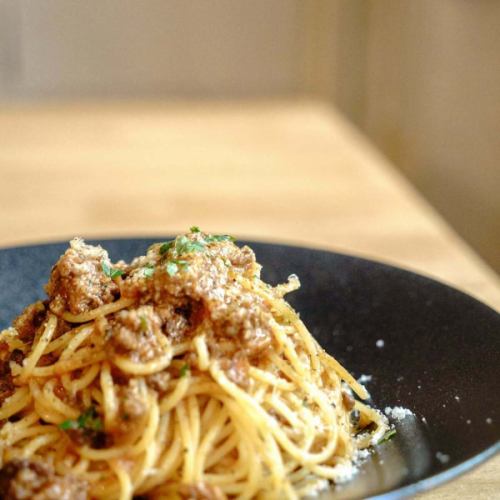 迷ったらこれ。
自家製ボロネーゼ。
お肉の旨みをしっかり感じる
シンプルだけど人気のパスタです。
ワインと合わせる方も多い一皿。
——————————
RESTAURANT & BAR VERY
那覇・壺屋
国際通りから徒歩3分
ふらっと一杯でも
食事だけでもどうぞ。
——————————
#那覇グルメ
#沖縄グルメ
#那覇ディナー