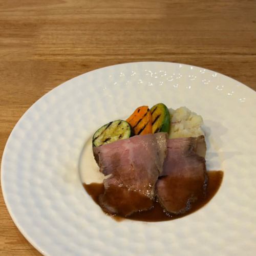 新年度始まりの4月1日はＶＥＲＹのオープンした日になります。これまで来店して頂いた皆様のおかげでＶＥＲＹは4月1日で6周年を迎えることができます。本当にありがとうございます。

周年を迎えれる当日をお客様と一緒に祝いたいと思い、特別メニューとしてローストビーフをご用意させていただきました！
グリルして香ばしさを加えた野菜と赤ワインソースとご一緒にお召し上がりください♪
おひとり様でもご注文頂けるよう少量での提供となります♪
その為価格もワンコインで注文頂けます♪

15時から営業しておりますが、特別メニューは18時ごろからのご注文となりますのでご了承ください。
4月1日は平日ですが沢山のお客様と一緒に６周年を楽しみたいと思っております。
皆様のご来店スタッフ一同心よりお待ちしております。

⁡⁡⁡⁡⁡⁡⁡⁡⁡ 『美味しい食事とお酒⁡⁡⁡⁡⁡⁡⁡⁡⁡
　大人が楽しめる時間と場所』⁡⁡⁡⁡⁡⁡⁡⁡⁡
⁡⁡⁡⁡⁡⁡⁡⁡
RESTAURANT & BAR⁡⁡ VERY⁡⁡⁡⁡⁡⁡⁡⁡⁡
TEL：098-866-0901⁡⁡⁡⁡⁡⁡⁡⁡⁡⁡⁡⁡⁡⁡⁡⁡⁡⁡⁡
住所:那覇市壺屋1-7-5民衆ビル1階⁡⁡⁡⁡⁡⁡⁡⁡⁡⁡⁡⁡⁡⁡⁡⁡⁡⁡⁡
⁡⁡⁡⁡⁡⁡⁡⁡⁡⁡⁡⁡⁡⁡⁡⁡⁡⁡⁡

営業時間：15:00〜23:00
(L.O.営業終了1時間前)⁡⁡⁡⁡⁡⁡⁡⁡⁡⁡⁡⁡⁡
定休日：毎週火曜日⁡⁡⁡⁡⁡⁡⁡⁡⁡⁡⁡
⁡⁡⁡⁡⁡⁡⁡⁡

ご予約はお電話、DM、プロフィールwebページで！⁡⁡⁡⁡⁡⁡⁡⁡⁡
ご来店お待ちしております😌⁡⁡⁡⁡⁡⁡⁡⁡

#那覇ディナー⁡⁡⁡
#那覇ワイン⁡⁡⁡
#那覇イタリアン⁡⁡⁡