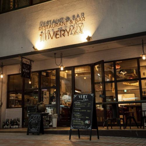 新年度始まりの4月1日はＶＥＲＹのオープンした日になります。これまで来店して頂いた皆様のおかげでＶＥＲＹは4月1日で6周年を迎えることができます。本当にありがとうございます。

周年を迎えれる当日をお客様と一緒に祝いたいと思い、特別メニューとしてローストビーフをご用意させていただきました！
グリルして香ばしさを加えた野菜と赤ワインソースとご一緒にお召し上がりください♪
おひとり様でもご注文頂けるよう少量での提供となります♪
その為価格もワンコインで注文頂けます♪

15時から営業しておりますが、特別メニューは18時ごろからのご注文となりますのでご了承ください。
4月1日は平日ですが沢山のお客様と一緒に６周年を楽しみたいと思っております。
皆様のご来店スタッフ一同心よりお待ちしております。

⁡⁡⁡⁡⁡⁡⁡⁡⁡ 『美味しい食事とお酒⁡⁡⁡⁡⁡⁡⁡⁡⁡
　大人が楽しめる時間と場所』⁡⁡⁡⁡⁡⁡⁡⁡⁡
⁡⁡⁡⁡⁡⁡⁡⁡
RESTAURANT & BAR⁡⁡ VERY⁡⁡⁡⁡⁡⁡⁡⁡⁡
TEL：098-866-0901⁡⁡⁡⁡⁡⁡⁡⁡⁡⁡⁡⁡⁡⁡⁡⁡⁡⁡⁡
住所:那覇市壺屋1-7-5民衆ビル1階⁡⁡⁡⁡⁡⁡⁡⁡⁡⁡⁡⁡⁡⁡⁡⁡⁡⁡⁡
⁡⁡⁡⁡⁡⁡⁡⁡⁡⁡⁡⁡⁡⁡⁡⁡⁡⁡⁡

営業時間：15:00〜23:00
(L.O.営業終了1時間前)⁡⁡⁡⁡⁡⁡⁡⁡⁡⁡⁡⁡⁡
定休日：毎週火曜日⁡⁡⁡⁡⁡⁡⁡⁡⁡⁡⁡
⁡⁡⁡⁡⁡⁡⁡⁡

ご予約はお電話、DM、プロフィールwebページで！⁡⁡⁡⁡⁡⁡⁡⁡⁡
ご来店お待ちしております😌⁡⁡⁡⁡⁡⁡⁡⁡

#那覇ディナー⁡⁡⁡
#那覇ワイン⁡⁡⁡
#那覇イタリアン⁡⁡⁡