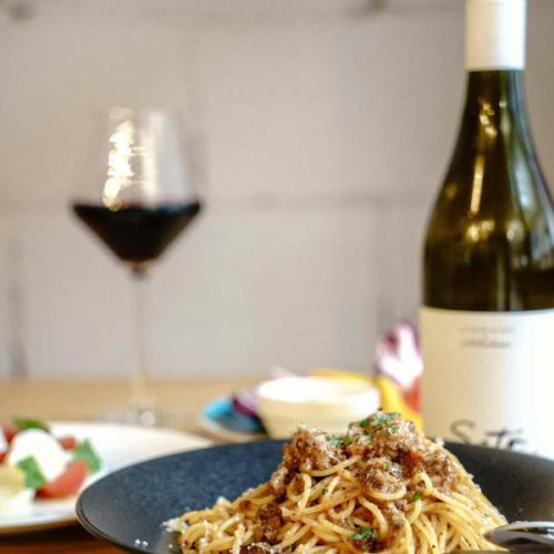 迷ったらこれ。
自家製ボロネーゼ。
お肉の旨みをしっかり感じる
シンプルだけど人気のパスタです。
ワインと合わせる方も多い一皿。
——————————
RESTAURANT & BAR VERY
那覇・壺屋
国際通りから徒歩3分
ふらっと一杯でも
食事だけでもどうぞ。
——————————
#那覇グルメ
#沖縄グルメ
#那覇ディナー