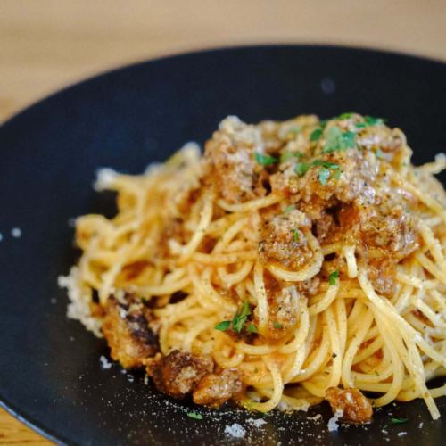 迷ったらこれ。
自家製ボロネーゼ。
お肉の旨みをしっかり感じる
シンプルだけど人気のパスタです。
ワインと合わせる方も多い一皿。
——————————
RESTAURANT & BAR VERY
那覇・壺屋
国際通りから徒歩3分
ふらっと一杯でも
食事だけでもどうぞ。
——————————
#那覇グルメ
#沖縄グルメ
#那覇ディナー