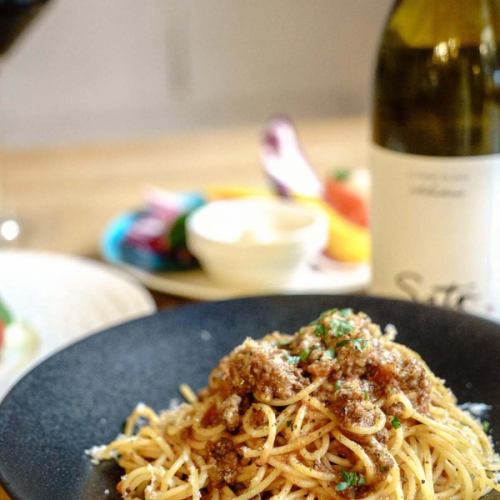 迷ったらこれ。
自家製ボロネーゼ。
お肉の旨みをしっかり感じる
シンプルだけど人気のパスタです。
ワインと合わせる方も多い一皿。
——————————
RESTAURANT & BAR VERY
那覇・壺屋
国際通りから徒歩3分
ふらっと一杯でも
食事だけでもどうぞ。
——————————
#那覇グルメ
#沖縄グルメ
#那覇ディナー