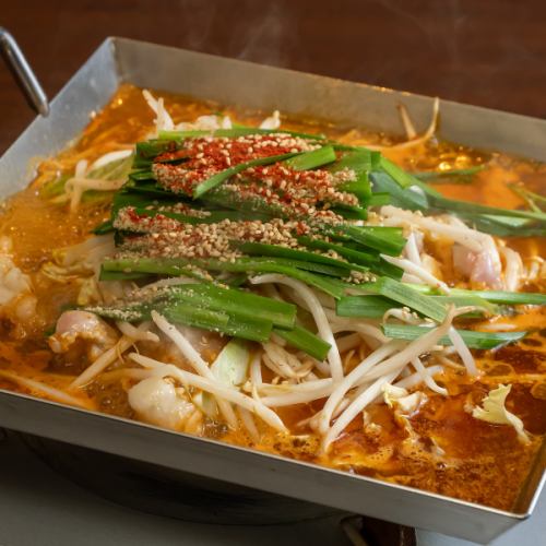 【冬にピッタリ★予約必須の逸品◎】国産和牛もつ×新鮮野菜を贅沢に使ったピリ辛チリトリもつ焼！