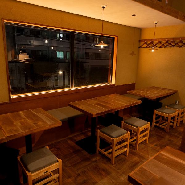 【昭島駅から徒歩2分】どこか懐かしさを感じる和テイストの明るい店内が特徴です。2名様席～12名様席に最適なテーブル席を多数ご用意しております。少人数～団体様迄幅広い人数のご宴会に最適です。楽しいひと時をわらとりでお過ごしください♪２Fフロア最大20名様
