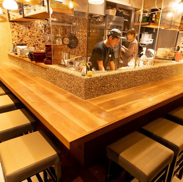 【テーブル席・カウンター席をご用意】明るく開放的な雰囲気が漂う店内の大衆居酒屋。2名様席、4名様席、6名様席、カウンター席など様々な座席をご用意。1～2階まで利用可能で総席数36席★各種ご宴会に♪お気軽に店舗までお問い合わせください。