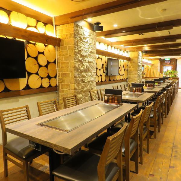 [Up to 30 people or more!] We also welcome banquets for 10 people! For welcoming and welcoming parties, etc. ◎ It is a large space with a monitor, so it is perfect for welcoming and welcoming parties ◎ 42 inch TV (wall hanging) × 2 You can play videos! You can also rent a microphone.