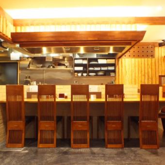 The counter seats are special seats that convey the live feeling of teppanyaki! Please use for a drink after work and a date!