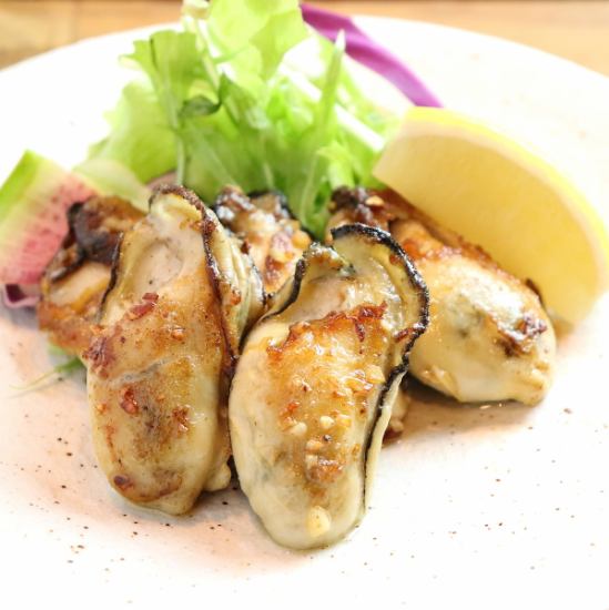 蒜炒牡蠣和黃油醬油烤扇貝都很精緻。