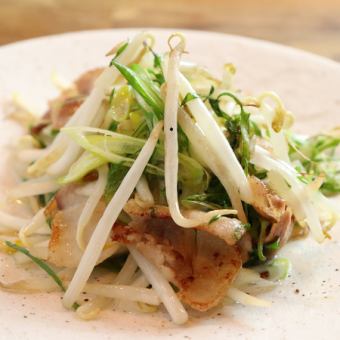 Stir-fried bean sprouts and cabbage