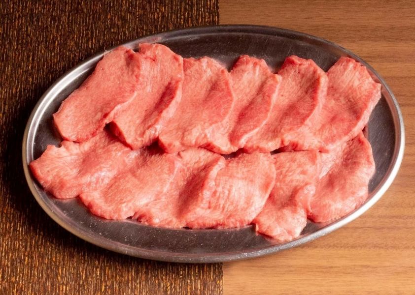 牛タンの良さをわかりやすく。タンとは、ご存知の通り牛の舌。タンパク質・鉄分・ビタミンBが多く含まれており、脂肪分は少なめの部位です。ヘルシーな印象がありますが、意外とカロリーは高めなので要注意。一頭から1～1.kgほどしか取れないため、焼肉などでは定番ですが、希少部位と言えるでしょう。
