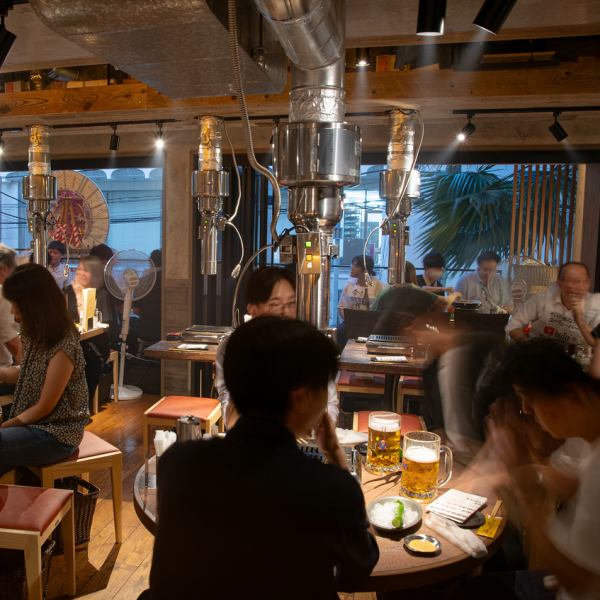 If you're looking for a yakiniku restaurant near Shinjuku that everyone can enjoy, go to [Shinjuku Yakiniku Hormone Inoue]! We have counter seats that can be used by 2 people, and table seats for 2 to 4 people! Semi-private room style. Table seats are also available! Please use it not only for dates, drinking parties, banquets, but also for girls' gatherings! Terrace seats are also available.