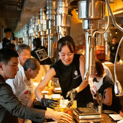 【店内は、活気があふれる明るい空間】