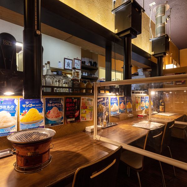 【カウンター席】お一人様でも気軽にご利用いただけるカウンター席をご用意しております。間仕切りを設置しており、感染症対策も万全です。一人焼肉やデートで隣り合わせでお食事されたい時、お仕事帰りの一杯や、気軽なお食事にもお気軽にご来店ください♪