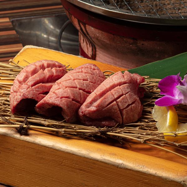 炭焼炙屋の贅沢な分厚い「厚切り牛タン」。分厚いのに口の中でとろける美味しい牛タンをご堪能ください。