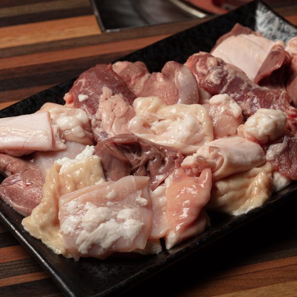 冷凍していない鮮度が自慢の生ホルモンの様々な部位を盛り合わせた「7種のホルモン」は必食の一品です。