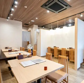 木の温もりが溢れる和の趣たっぷりの店内は、国内外問わずどなた様も大歓迎です。日本の方には鰻をもっと身近に、外国の方には“和”の魅力を心ゆくまで感じていただけるよう、居心地の良さを演出。10～18名様までの貸切も対応し、特別な集まりにも最適です◎温かみのあるお洒落な和空間で特別なひと時をお過ごしください。