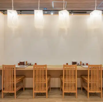 お一人様でも気兼ねなくご利用いただけるカウンター席を4席完備しており、ランチや会社帰りのサク飲みにもぴったり◎テーブル席も14席ご用意しており、家族団欒やご友人とのご利用などにも幅広くお使いいただけます。和の趣感じる落ち着いた空間で日常の喧騒を忘れて、自慢の本格うな重をゆったりとお楽しみください。