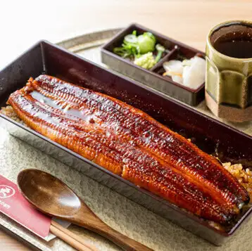 A superb harmony of specially blended rice and Kyushu soy sauce-based dipping sauce.
