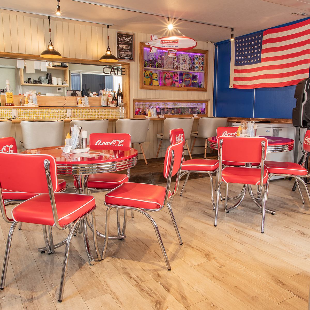 90年代アメリカンスタイルの店内で、お酒と沖縄料理を。