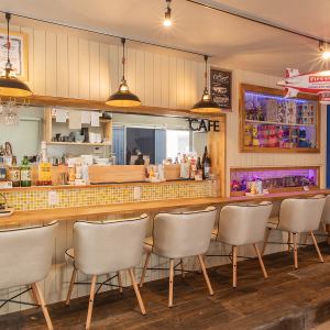 店内には6席のカウンターを完備。目の前で調理するライブ感を楽しみながら、ゆったりとお過ごしいただけます。お一人でのサク飲みや、アメリカンな雰囲気に浸りたい時に最適。料理人おすすめの沖縄料理に耳を傾けながら、泡盛やハイボールを片手に特別な時間を過ごせる、大人の特等席です。