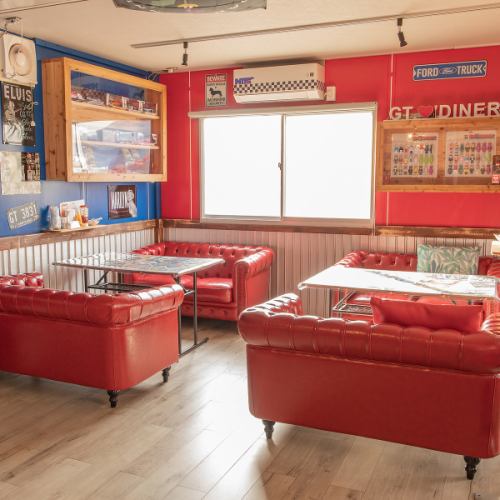 90年代アメリカスタイルの店内で味わう本場沖縄の味