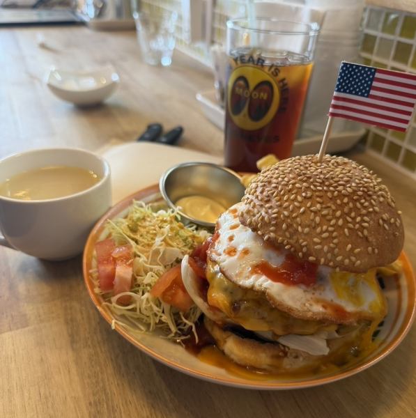 【肉汁溢れる♪】こだわりパティの自慢のハンバーガー