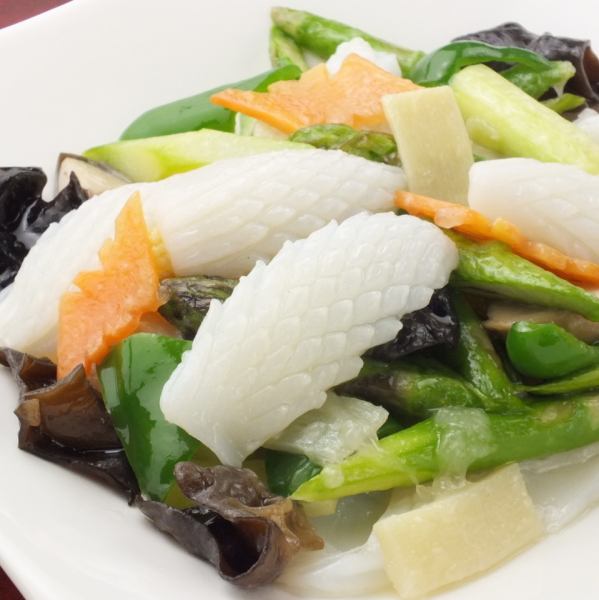 【イカとアスパラ炒め】プリプリ、シャキシャキ、コリコリ……いろんな食感を楽しめる定番のお料理です☆
