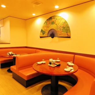 Sofa seats arranged around the round table.It can accommodate up to 6 people.A small group of people can relax and enjoy a meal.It is a popular seat not only for everyday use but also for banquets.Please feel free to contact us for seat consultation.