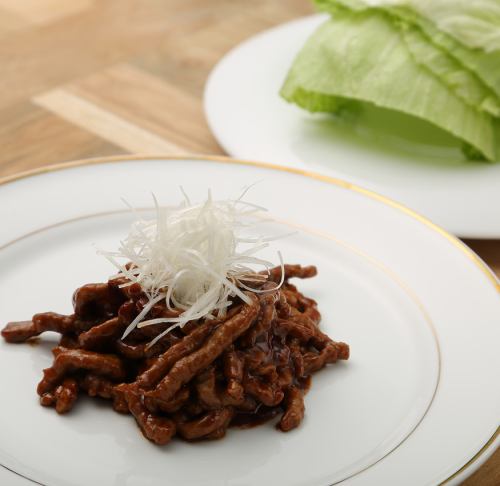 Stir-fried sliced Japanese black beef and green vegetables