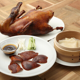 (Reservation required) We recommend the luxurious "Peking Duck" with its sweet and spicy sauce and high-quality fat.