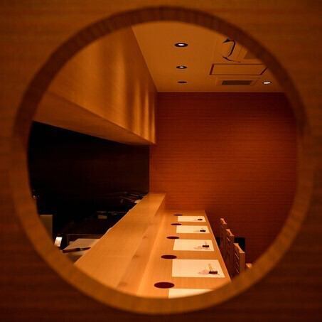 デートや記念日、大切な方とのお食事から、お一人様での晩酌まで、幅広いシーンでご利用頂けます。落ち着いた雰囲気の中で、ゆったりと美味しいお料理とお酒をお楽しみください。