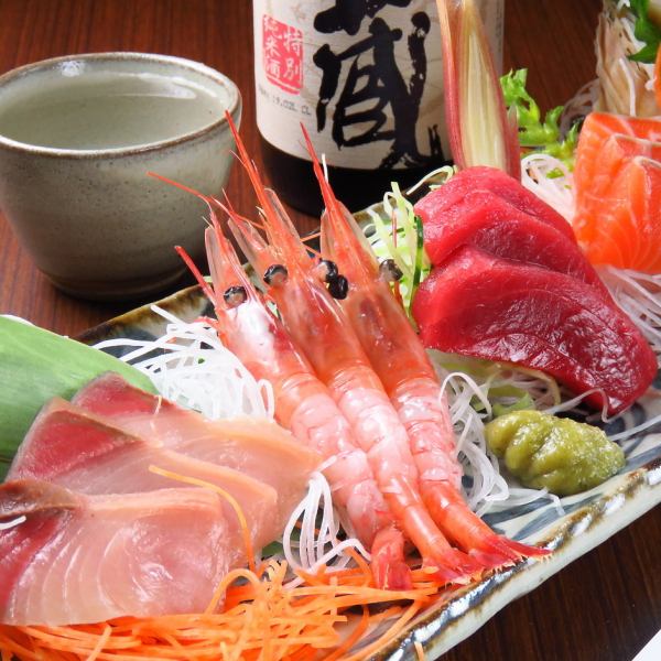 享用當天購買的新鮮食材！【各種生魚片拼盤】5種1,980日元、3種1,265日元（含稅）