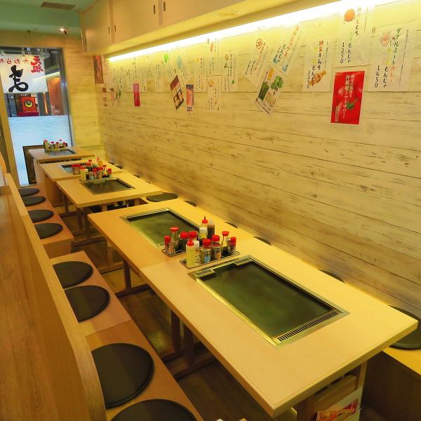 2名様からご利用頂けるお席をご用意しております。店内は2分40秒ですべての空気が入れ替わりますので、煙や匂いも気にならず、感染症対策もばっちりです♪次回来店時につかえるクーポンもご用意しております！こだわりのお好み焼き、もんじゃ、鉄板焼きをお楽しみ下さい！