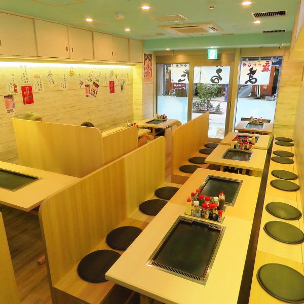 【お食事会にうってつけ♪】明るくて清潔感あふれる店内は、要相談で最大44名様までご予約可能です◎鉄板を囲んで仲間同士でワイワイ楽しめますし、親睦を深めたい時の“カジュアルな接待”などにもオススメ。さまざまなシーンのお食事会にご利用いただいております。ぜひお気軽にお問い合わせください！