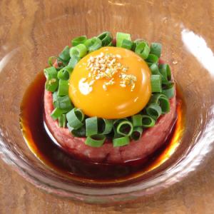 黒毛和牛のトロける炙りユッケ