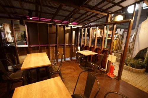 屋根付きなので多少の雨も大丈夫♪テラス席はペット可なので、ワンちゃんを連れてのお食事にも最適♪タバコも吸えます！！