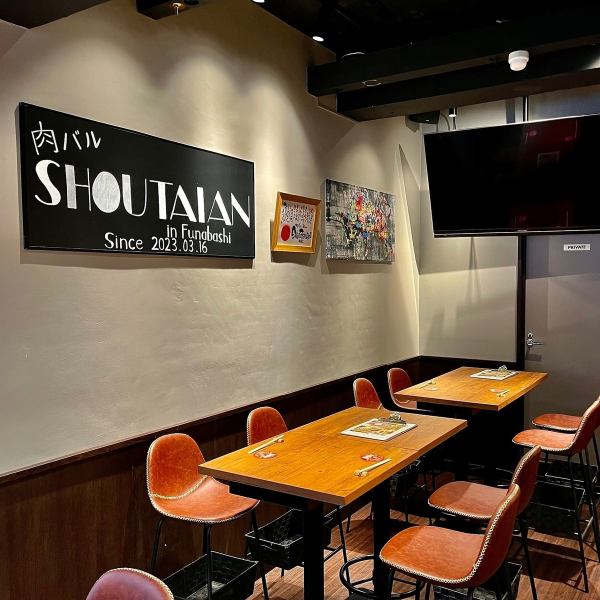 餐厅配备大屏幕电视！热门足球、排球和棒球比赛都会在大屏幕上直播。您可以一边观看比赛一边享用美食！来吧，一边品尝美味的美酒和肉吧SHOUTAIAN的招牌菜，为您的球队加油助威。