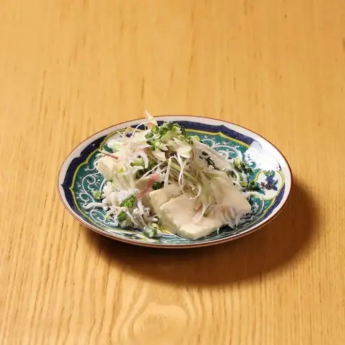 涼拌豆腐配大量調味料和銀魚
