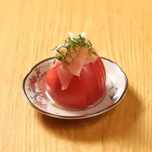 番茄和醃薑,上面撒上切碎的紫蘇葉