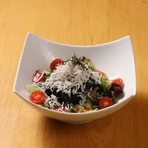 沙拉裡放了大量銀魚和裙帶菜