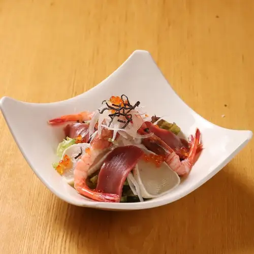鮮魚刺身沙拉佐芥末醬